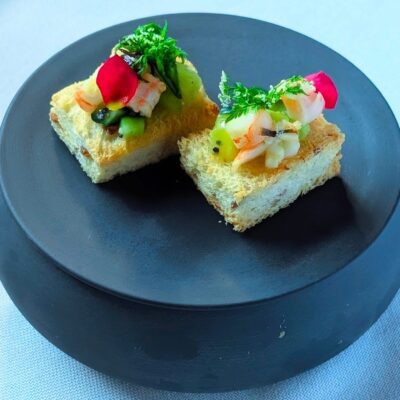 〈New Dish〉海老、キウイ、胡瓜のタルタル ヘンドリックスキウ…