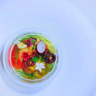 〈トウモロコシとコーヒーのブラマンジェ〉 真蛸と夏野菜と一緒…