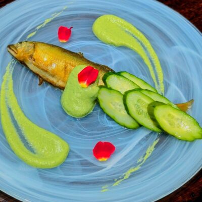 〈鮎のコンフィ　胡瓜と薔薇のヘンドリックス仕立て〉 ご来店の…