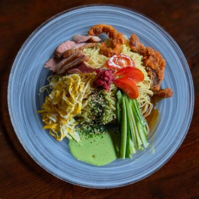 〈賄い冷やし中華〉 胡瓜と薔薇のソースや余った鴨の端材はハム…