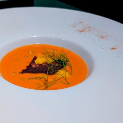 〈グリーンオリーブとトマトのガスパチョ 　パッションフルーツ…