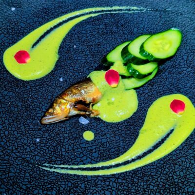 〈鮎のコンフィ　ヘンドリック仕立て〉 鮎を低温の油でゆっくり…