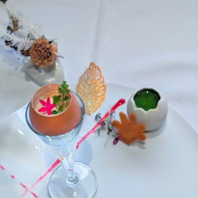 〈卵のショーフロワ　菜の花とフランボワーズのソース〉 イノベ…
