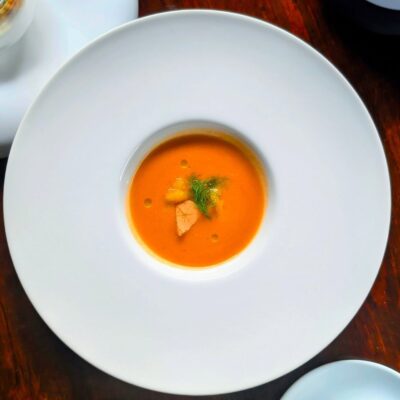 〈グリーンオリーブとフレッシュなトマトを使ったガスパチョ ナ…