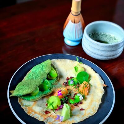 〈そら豆とメロンを使ったじゃがいものクレープ〉 茹でたそら豆…