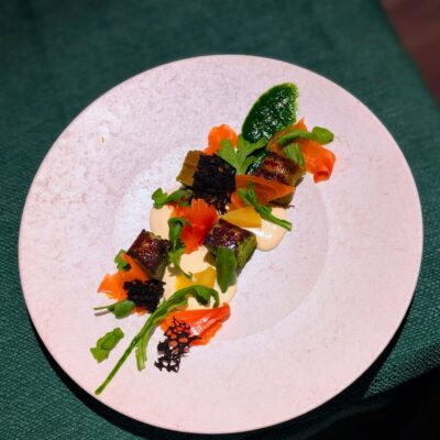 〈春菊のパウンドケーキと春菊のピュレ、柚子、クリムーチーズ…