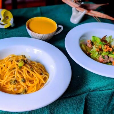 〈ケイパーのカルボナーラ、人参のポタージュ、キャベツとクリ…