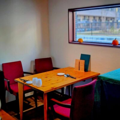 レ・シーズ96はテーブル、椅子、お皿、調度品を含め今年から再…