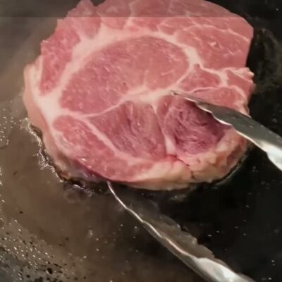 【栗豚のステーキ、赤ワイン、マディラ、ポートワインのソース…