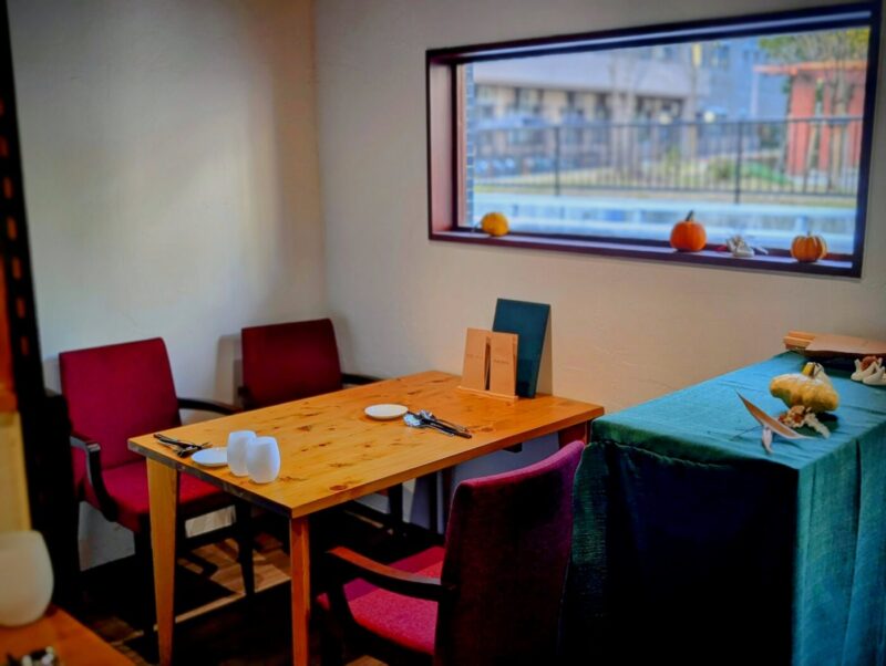 TABLE SEAT